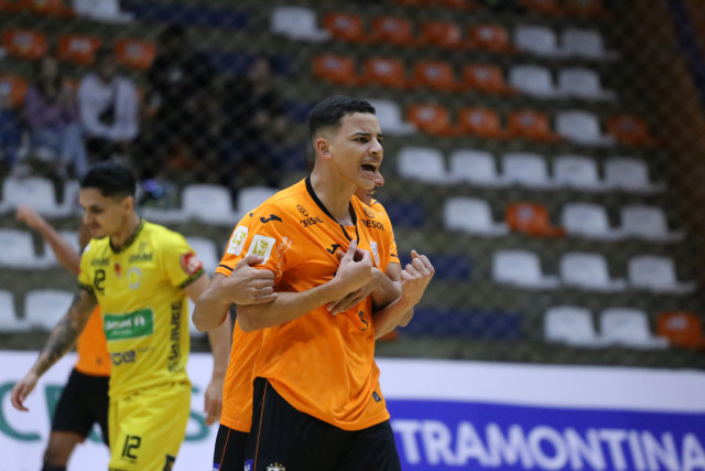 Em excelente atuação a ACBF vira pra cima do Praia Clube e vence